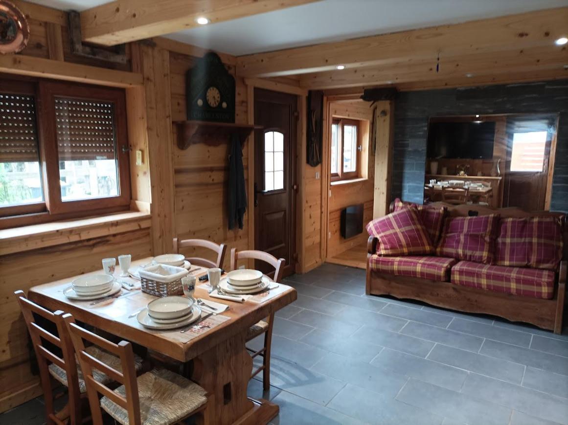 Chalet Joli Terrasse Et Jardinet
